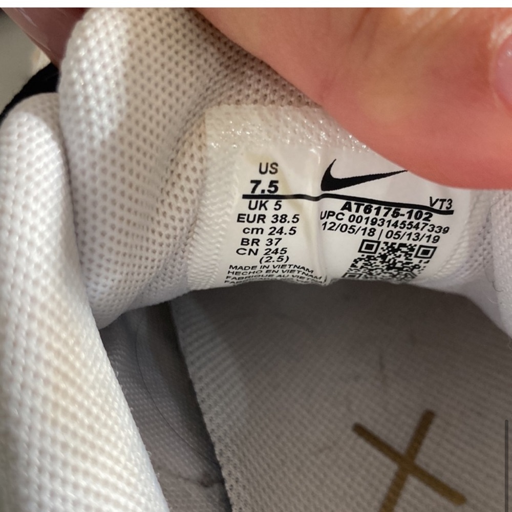 Nike - Picture 3 of 3